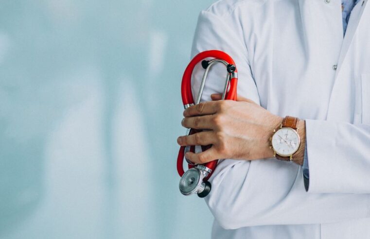 Pesquisa identifica principais causas de adversidades médicas em 2025