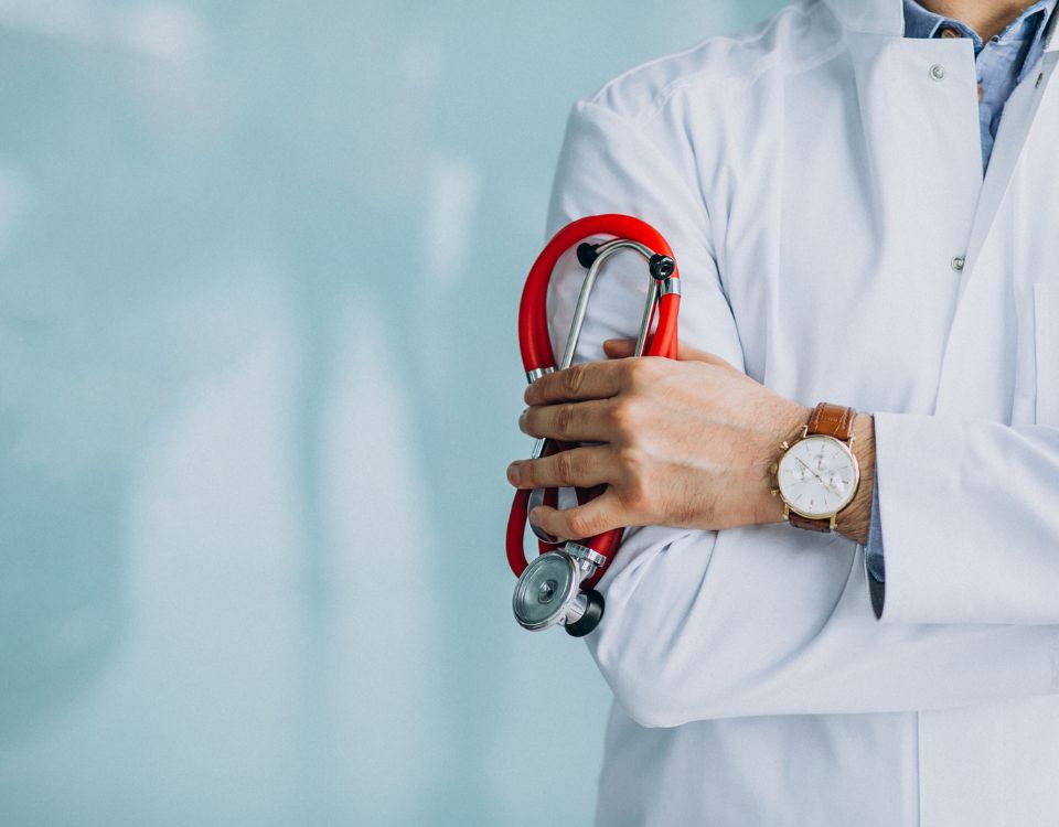 Pesquisa identifica principais causas de adversidades médicas em 2025