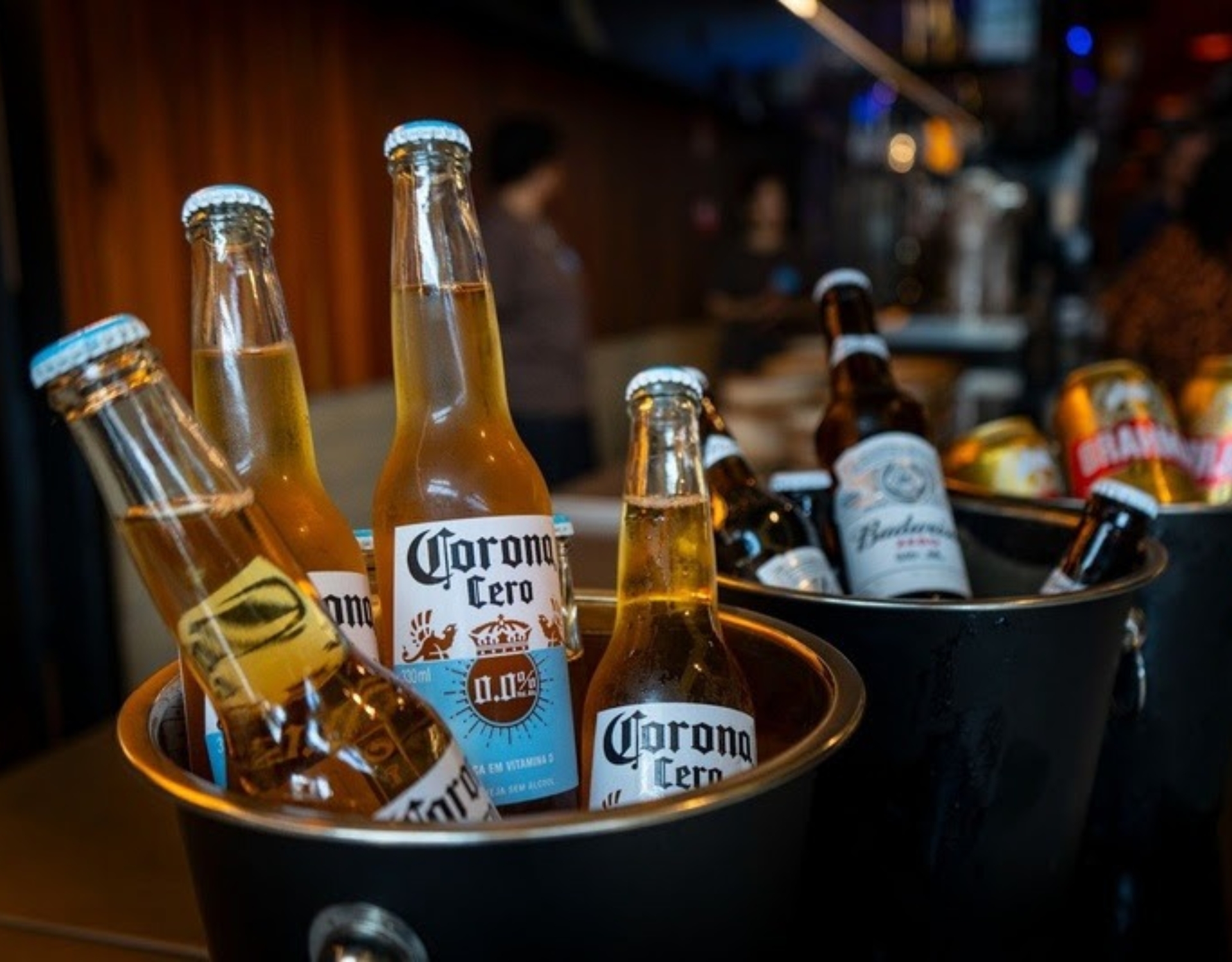 Entenda por que o consumo de cervejas sem  álcool e menos calóricas cresceu tanto no país