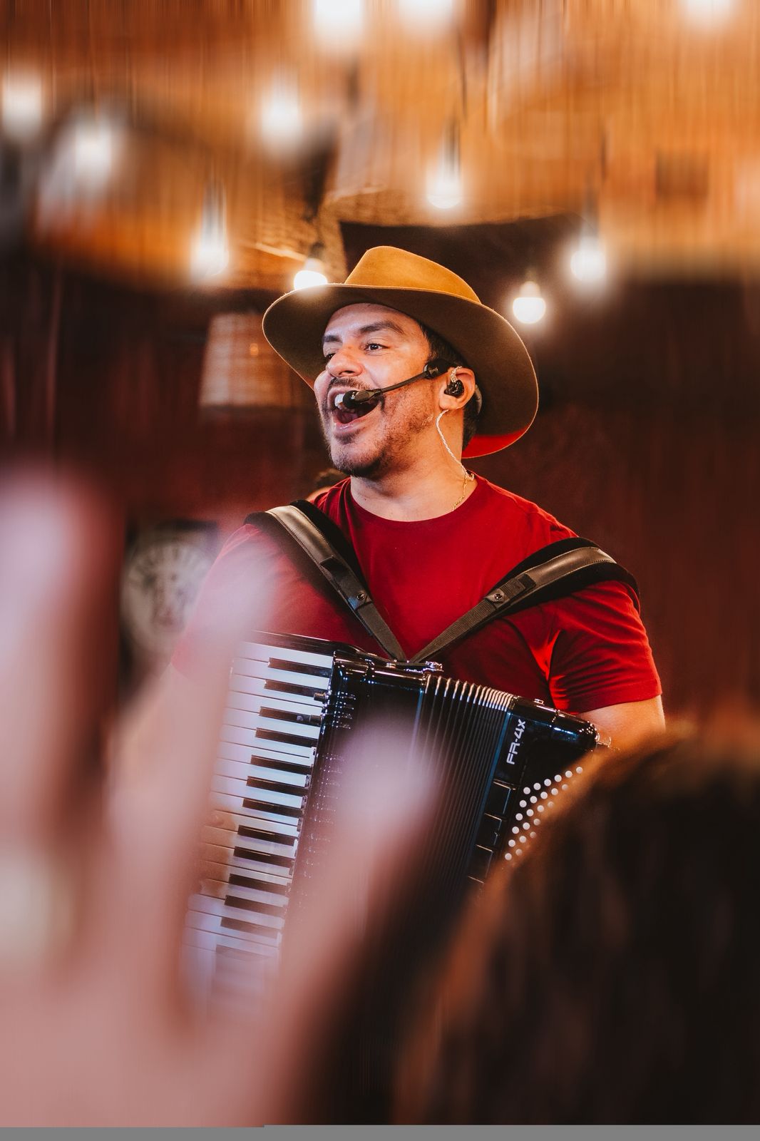 HERICO OLIVER GRAVA NOVO AUDIOVISUAL COM CASA CHEIA NO RIO VERMELHO