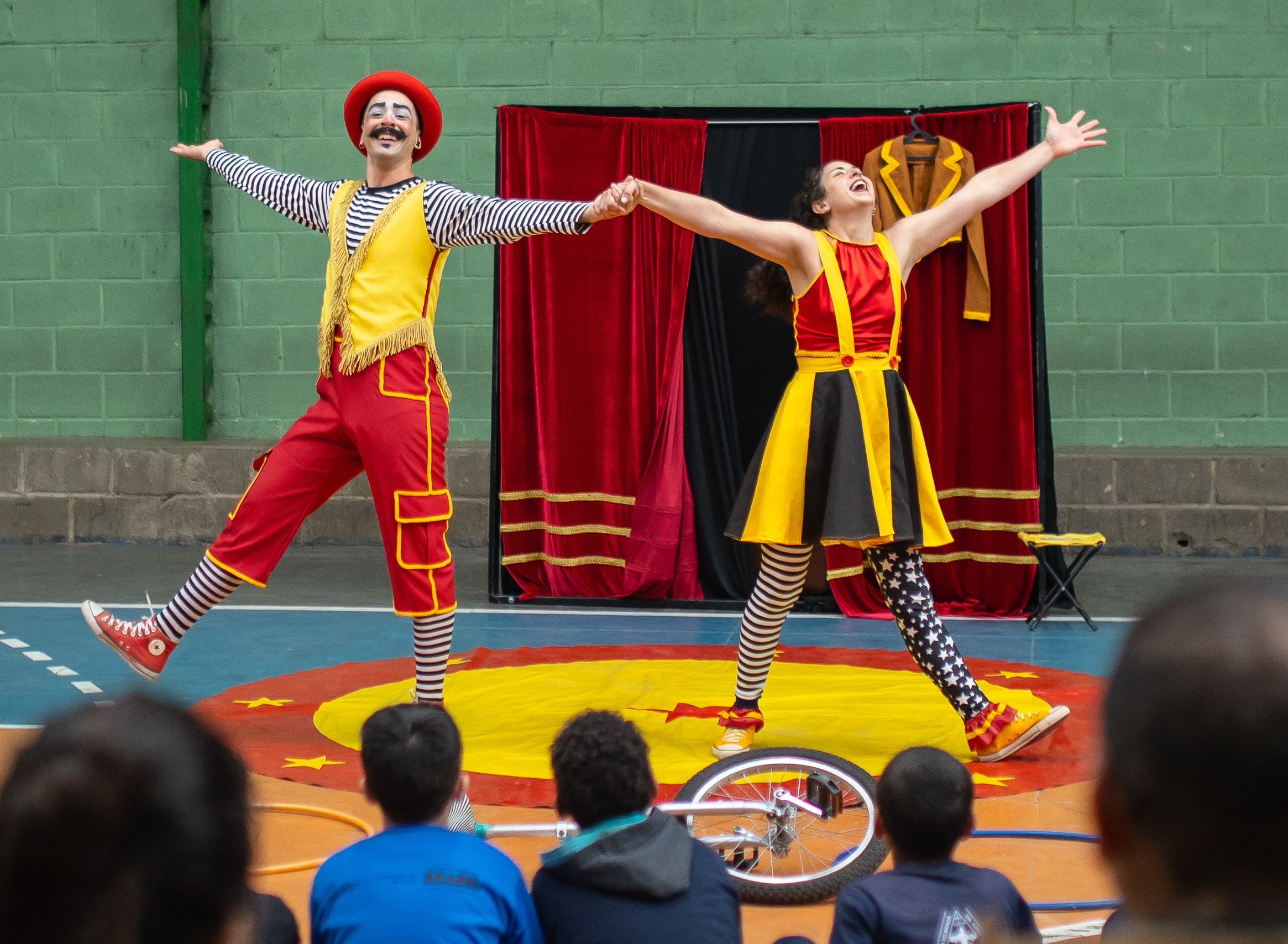 Circo “invade” escolas públicas do Sul de Minas e transforma salas em picadeiro itinerante