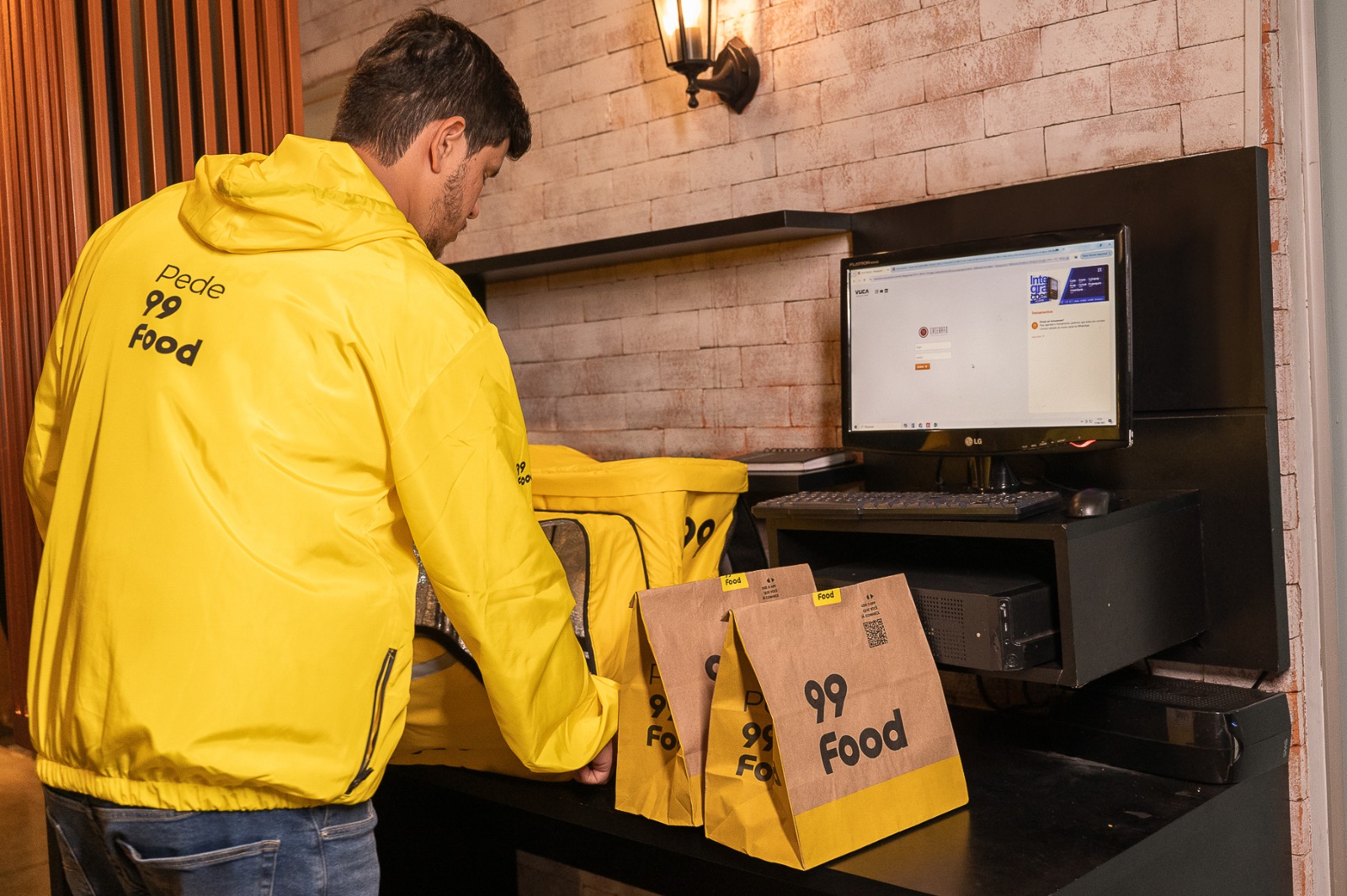 Restaurantes, entregadores e consumidores: entenda as vantagens e como lucrar com a 99Food