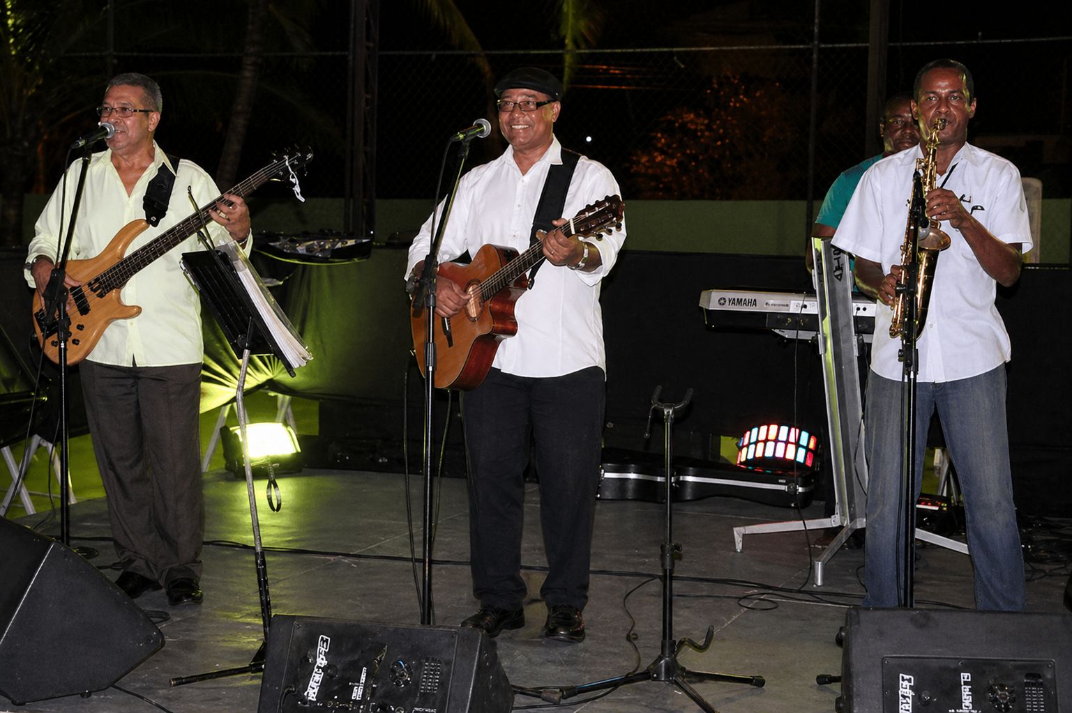 Frio em Vitória da Conquista não afasta público em show de Paulo Humildes