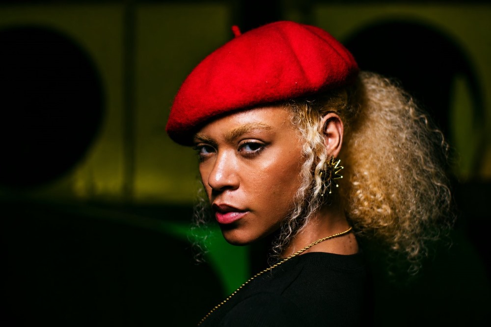 Mya Akoma lança “O Que é Meu Vem” e une talentos do Brasil, Uruguai e Estados Unidos
