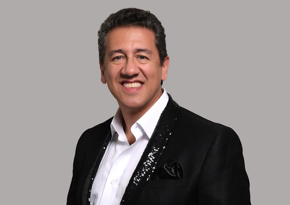 Altemar Dutra Jr. canta Frank Sinatra com a SP Pop’s Big Band no Festival da Família, em Atibaia – SP