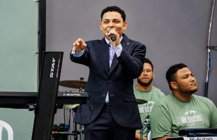 Micael do Carmo anuncia novo projeto acústico e convida o público para o pré-save de “Entrego Tudo a Ti”