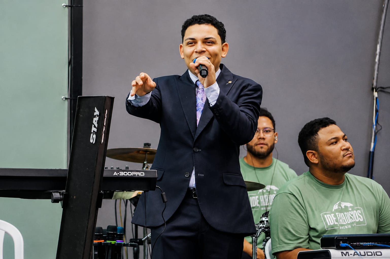 Micael do Carmo anuncia novo projeto acústico e convida o público para o pré-save de “Entrego Tudo a Ti”