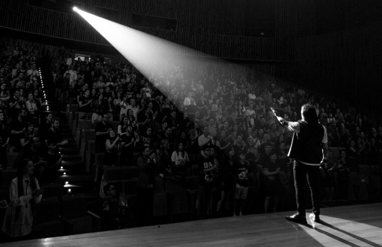 Venosa Sessions retorna ao Teatro Municipal de Uberlândia e transforma palco em uma celebração do rock e da cultura local