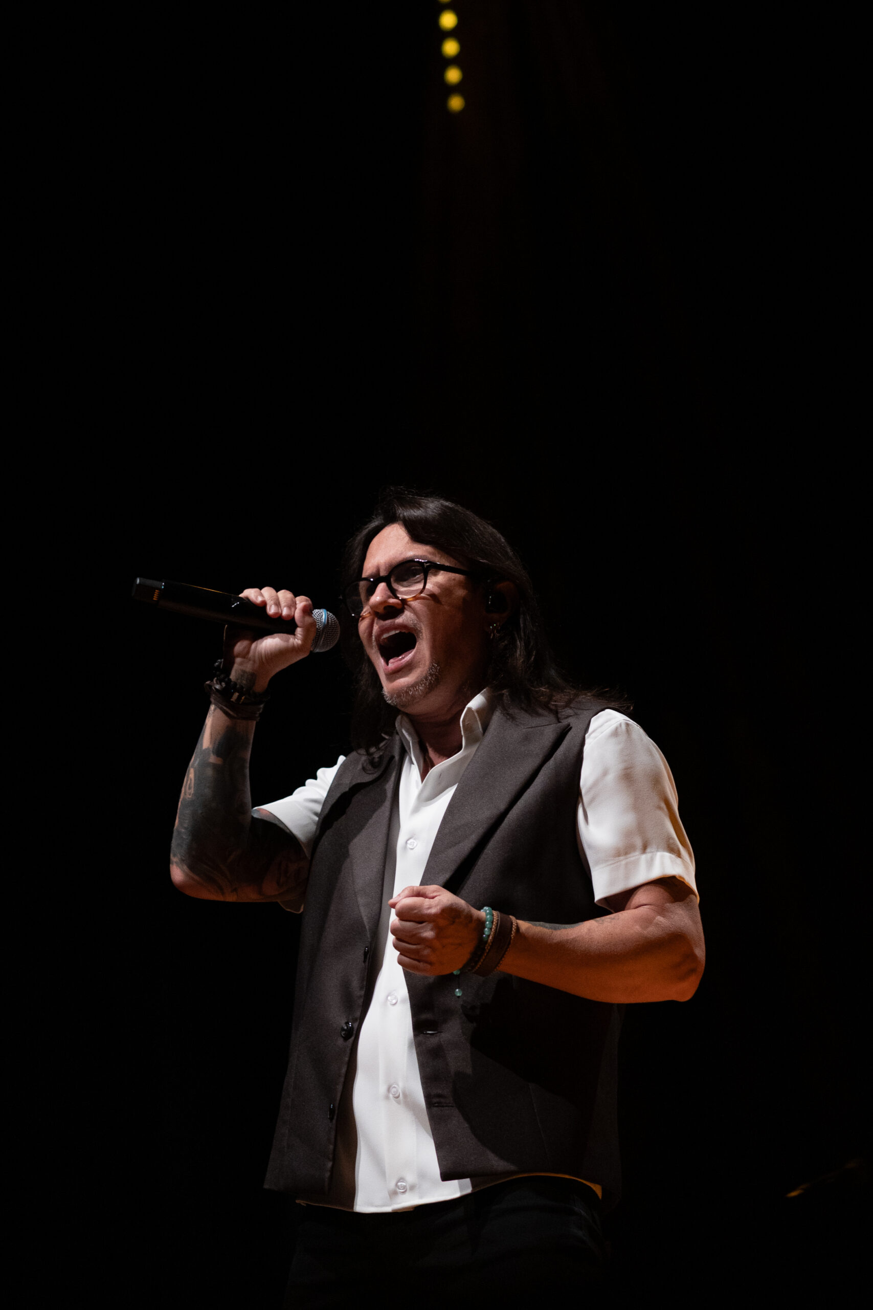 É hora de viver o Rock: Venosa Sessions chega ao Teatro Municipal de Uberlândia com música, audiovisual e participações especiais