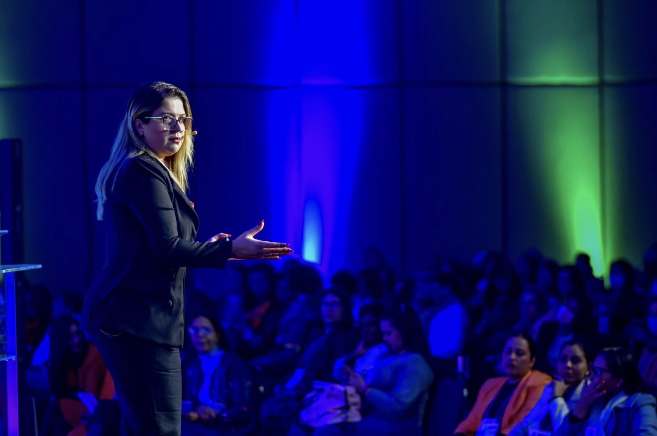 Priscilla Cruz defende identidade como base para comunicação e liderança
